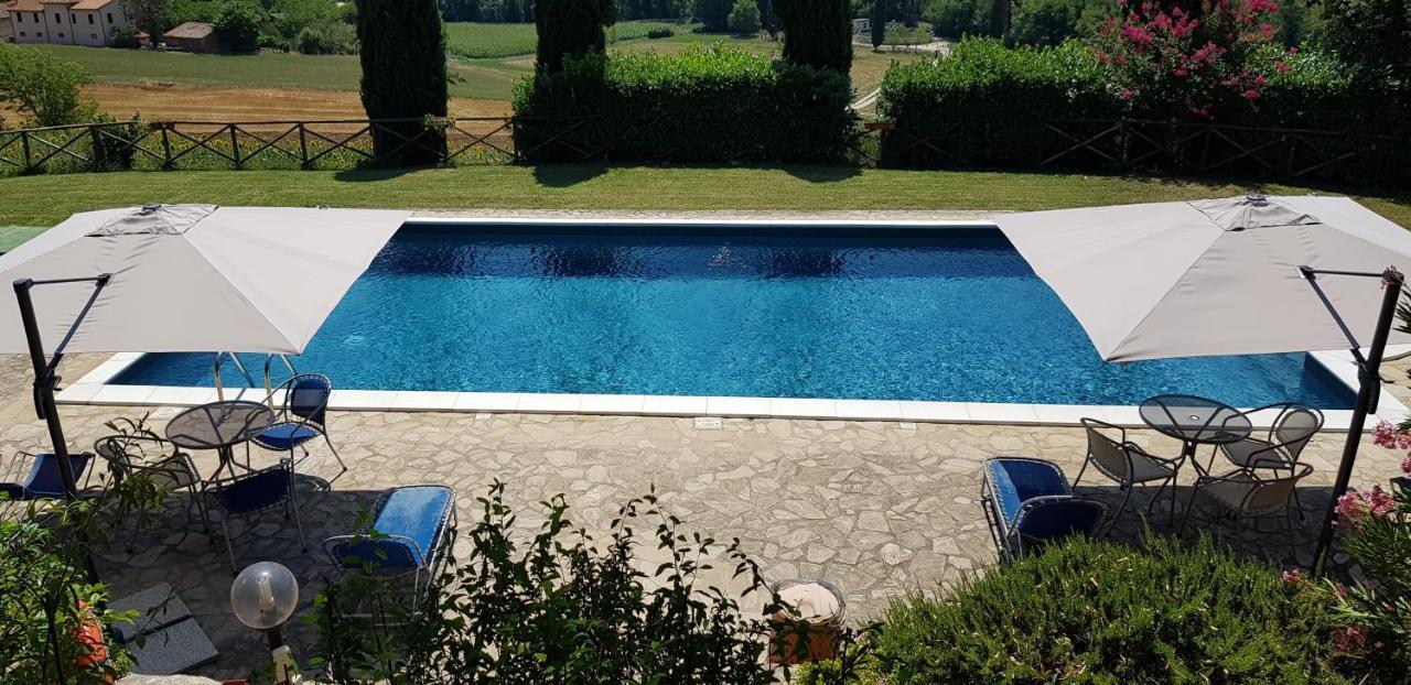 Case In Campagna Con Piscina A تودي المظهر الخارجي الصورة